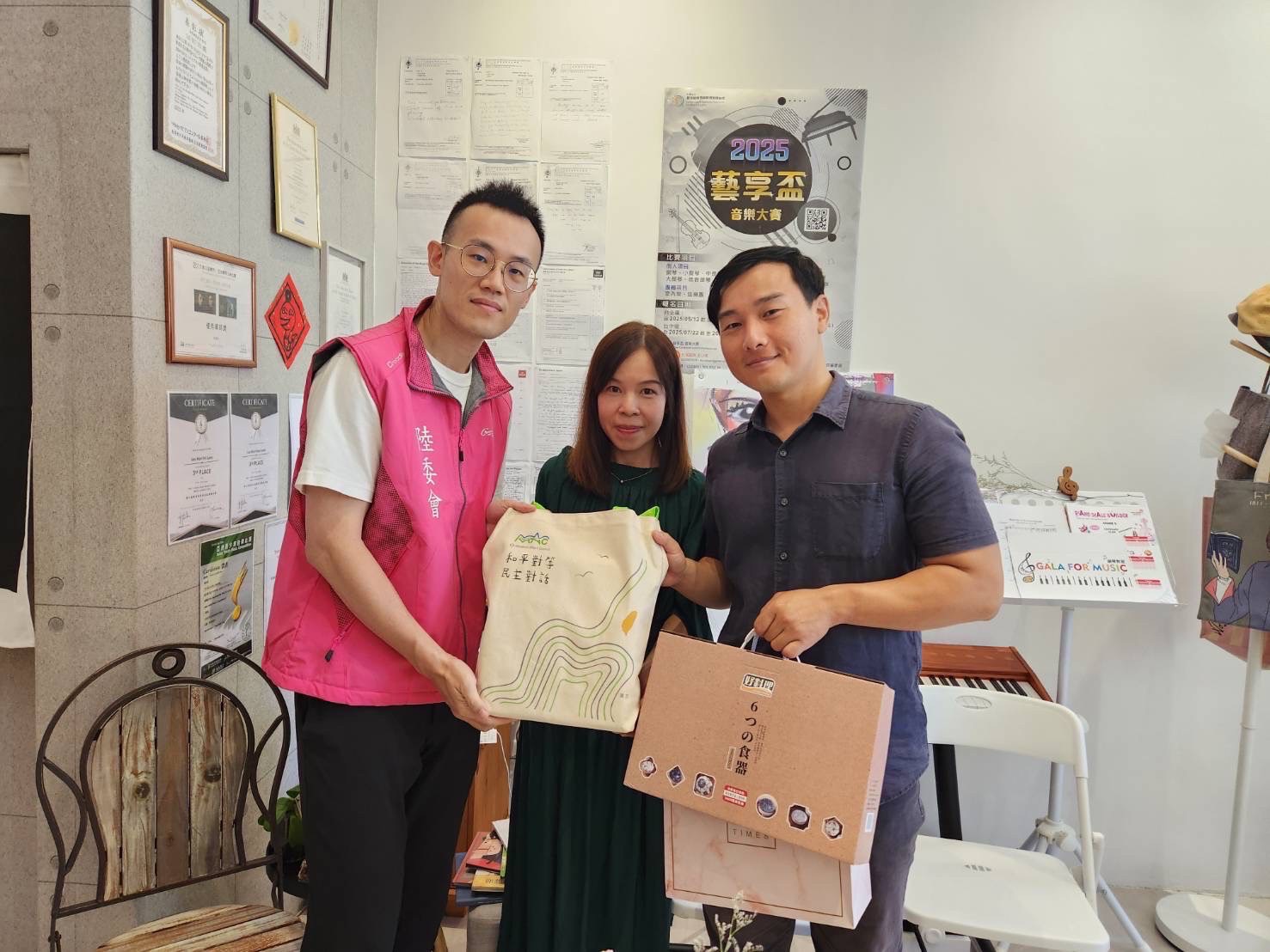 陸委會專員莊孟寰（左）與劉潔怡伉儷合影