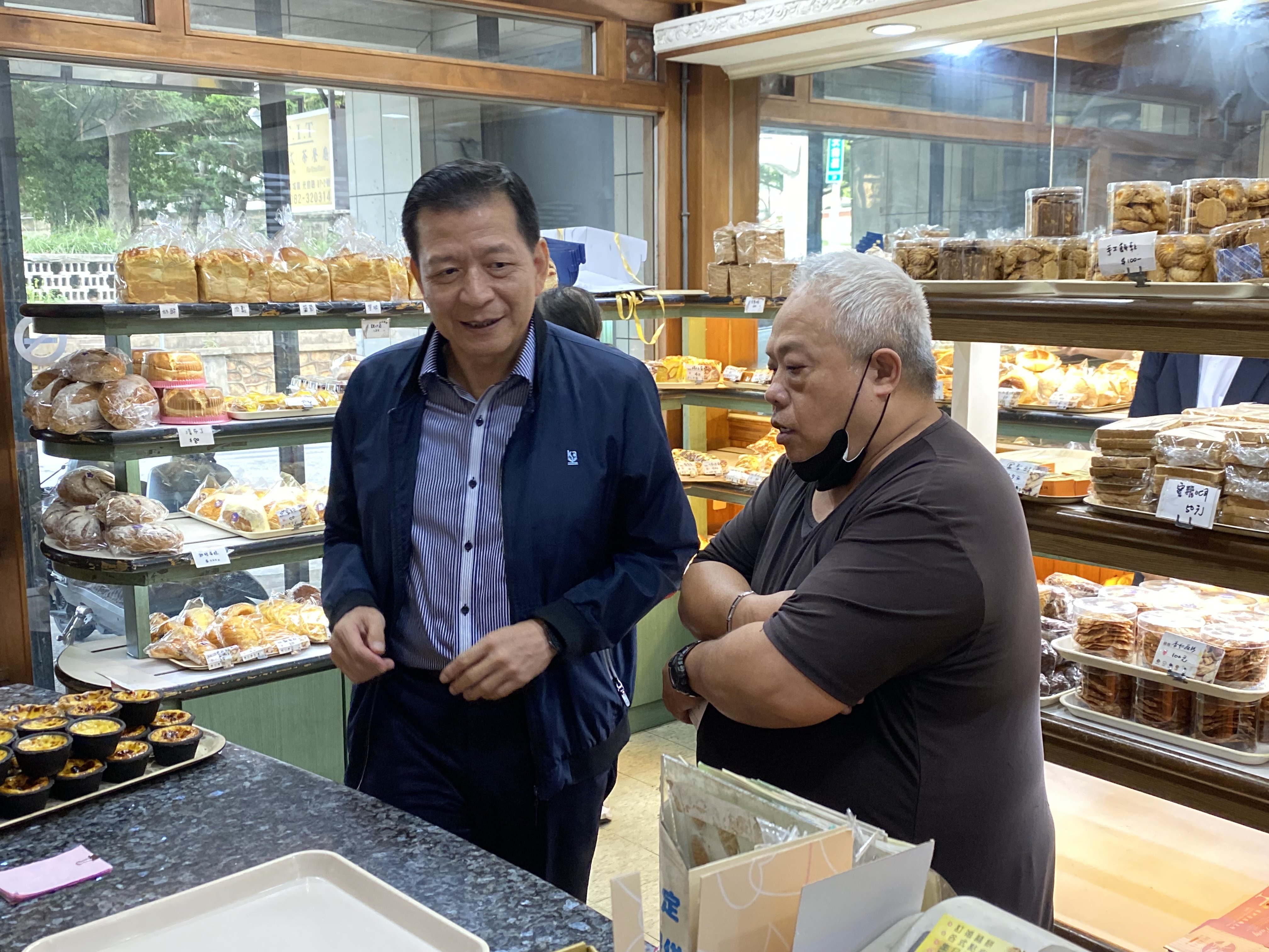 盧處長與佳軒麵包店劉老闆交流經營理念