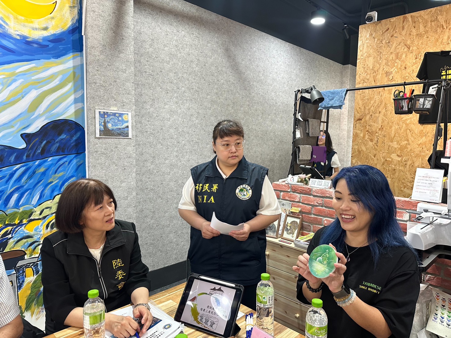 劉女士與楚參事分享親手繪製的杯墊