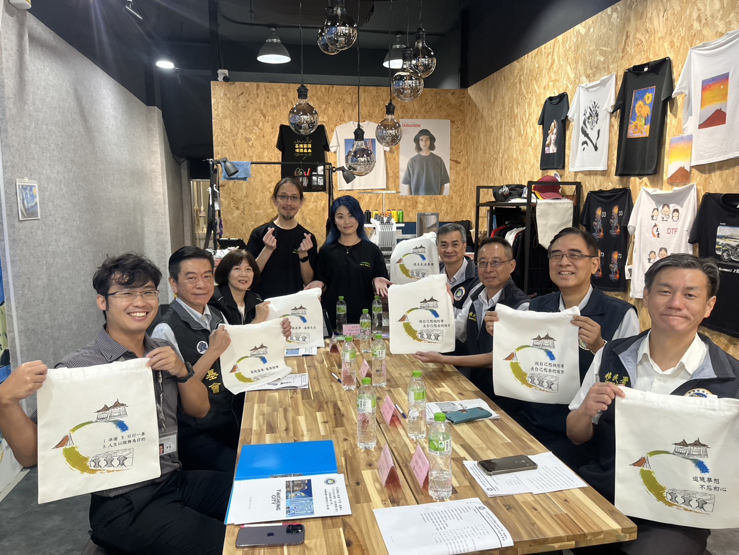 楚參事與移民署等代表體驗自製帆布袋