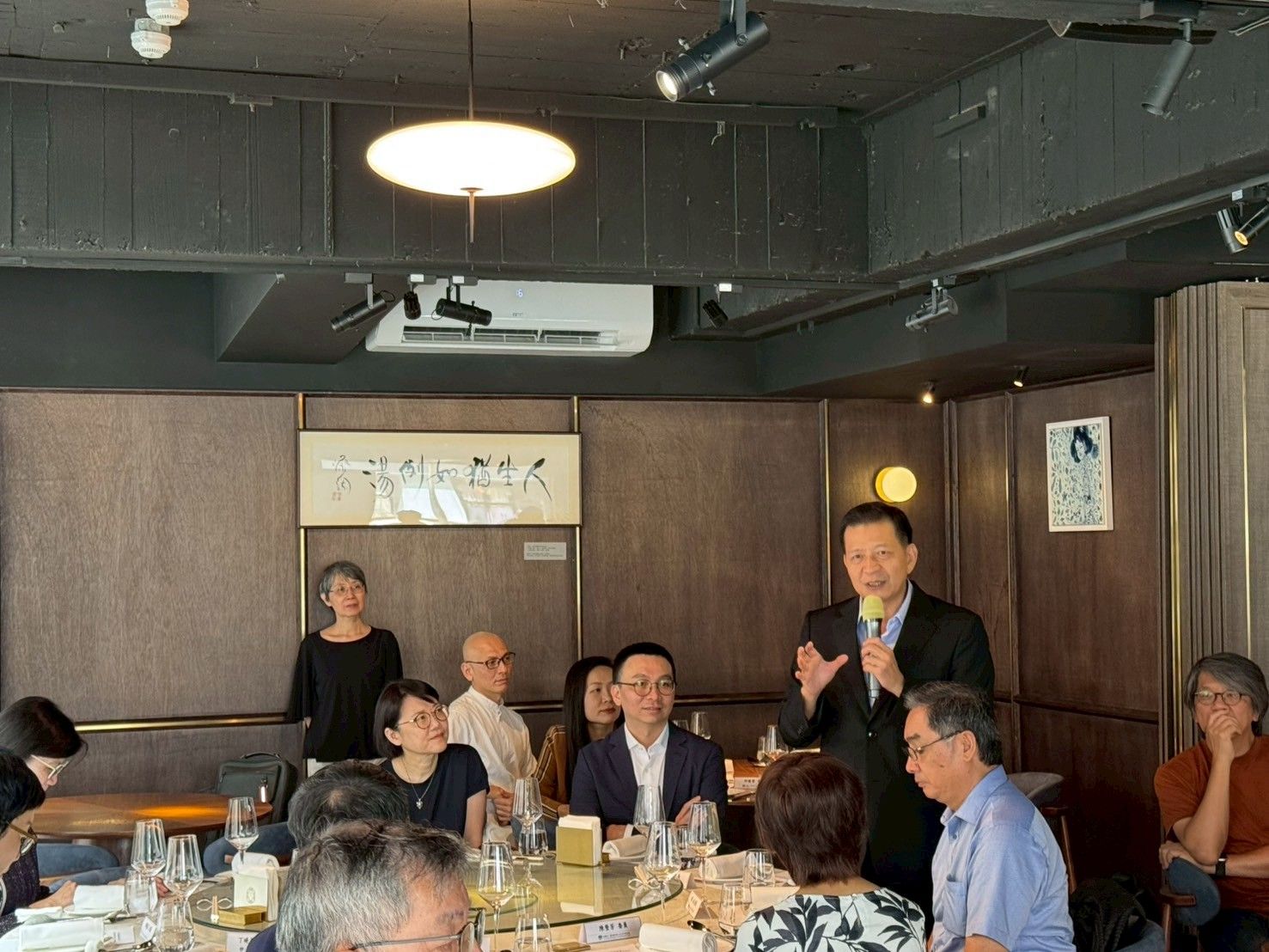盧秘書長於委員會議中致詞