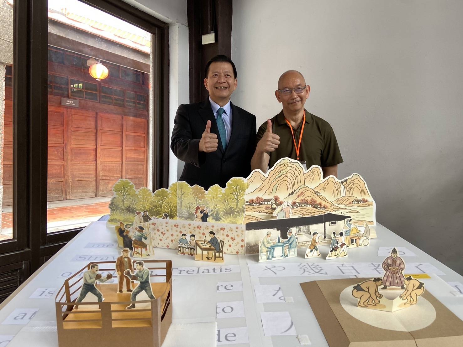 盧秘書長與參展藝術家合影