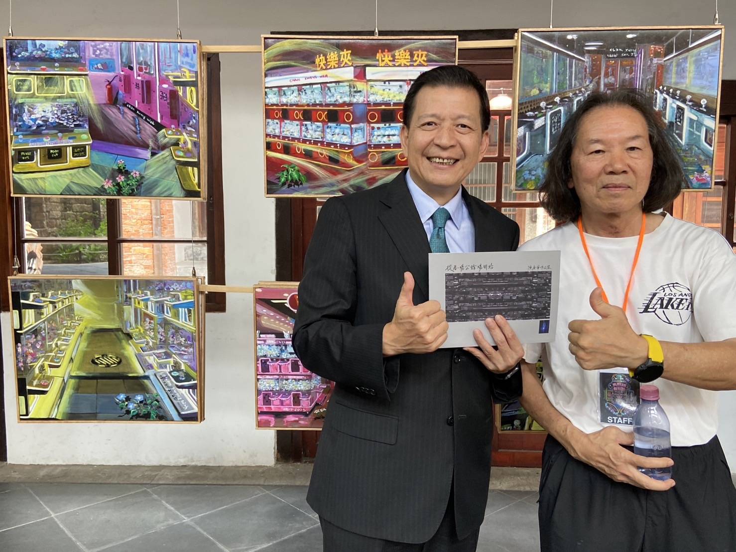 盧秘書長與參展藝術家合影
