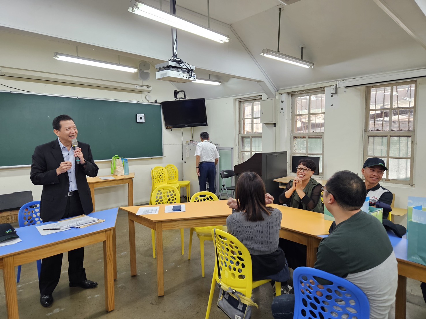 盧處長與學生及家長熱情互動