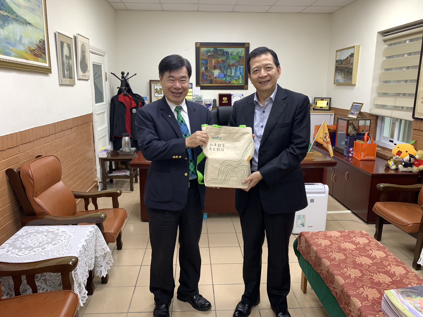 盧處長致贈陸委會禮品予周校長