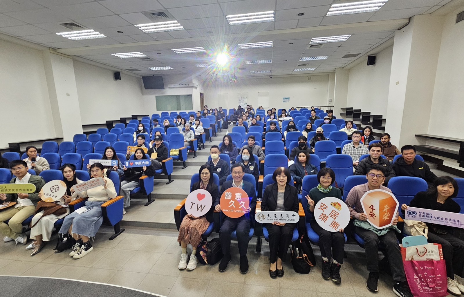 陸委會楚恆惠參事（前排右4）與機關代表及同學合影