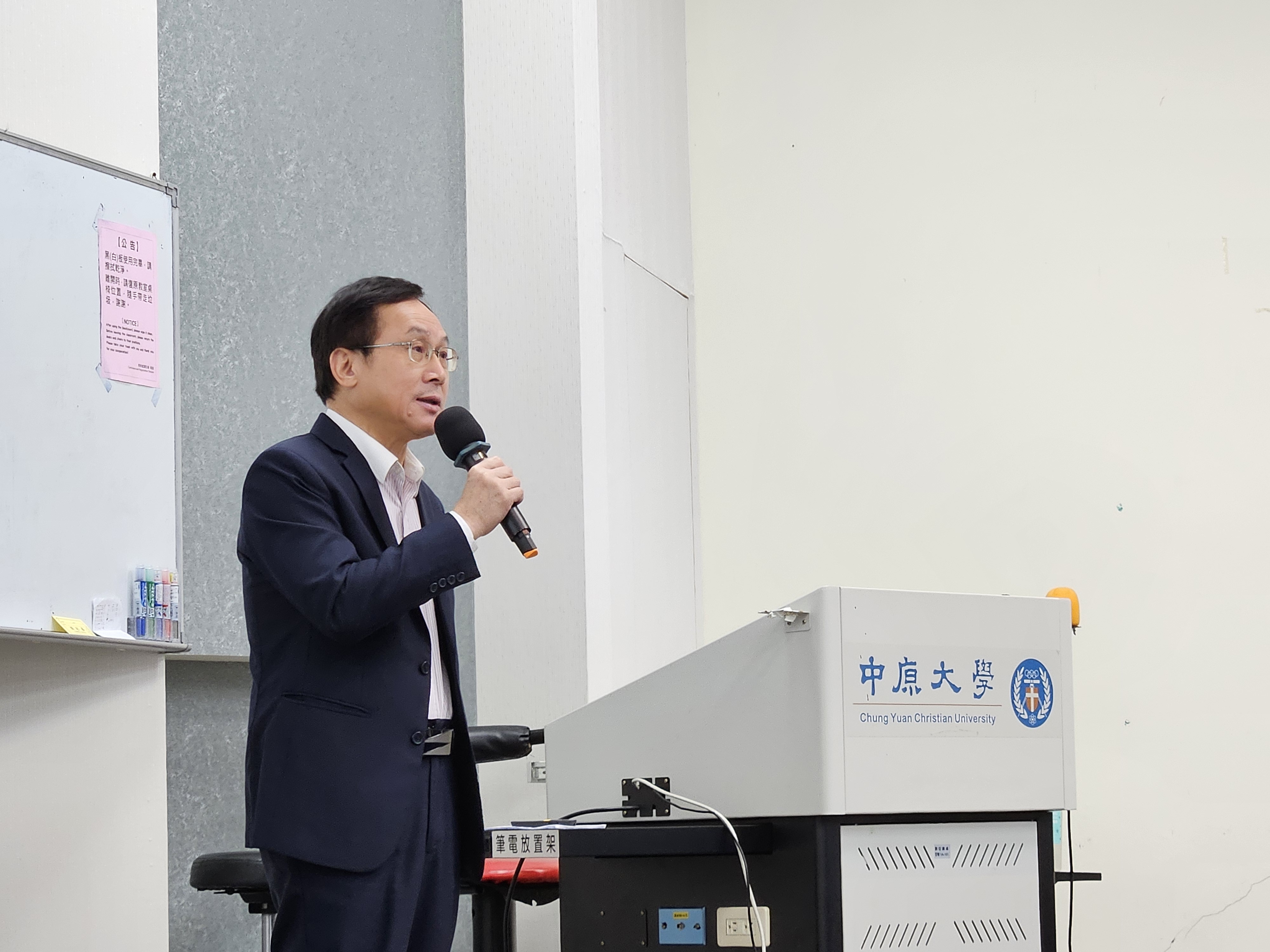 台灣各大學香港校友總會榮譽會長麥業成致詞