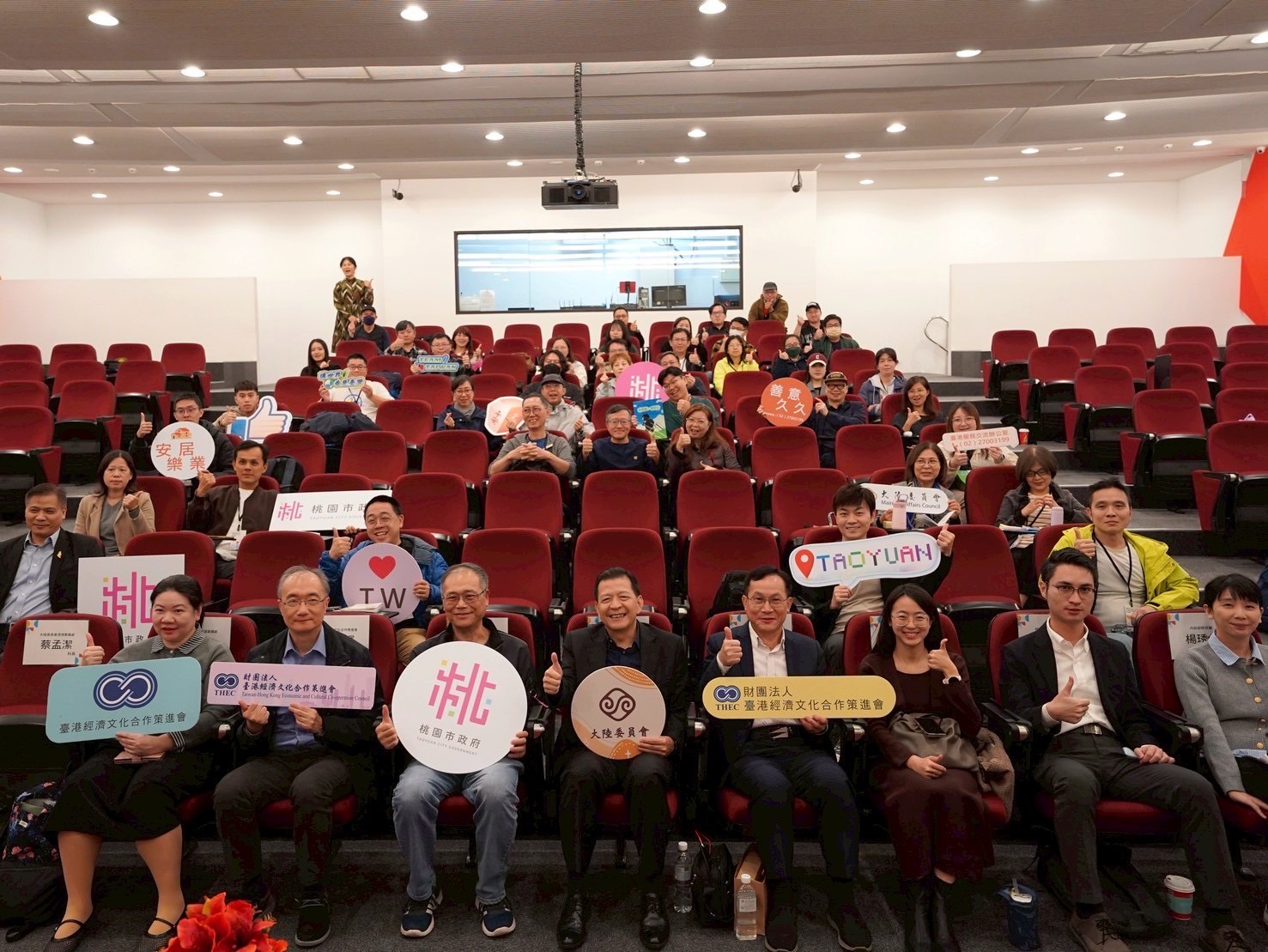 與會機關代表與現場港澳人士合影 