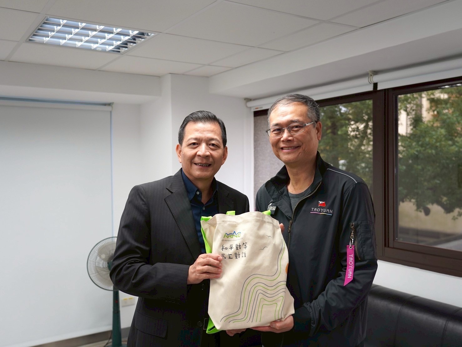 盧長水處長致贈于建國處長紀念品