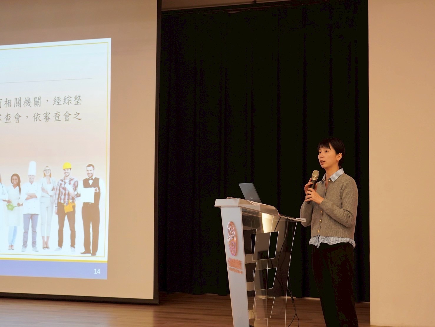 移民署楊琇尹秘書說明居留定居相關法規  