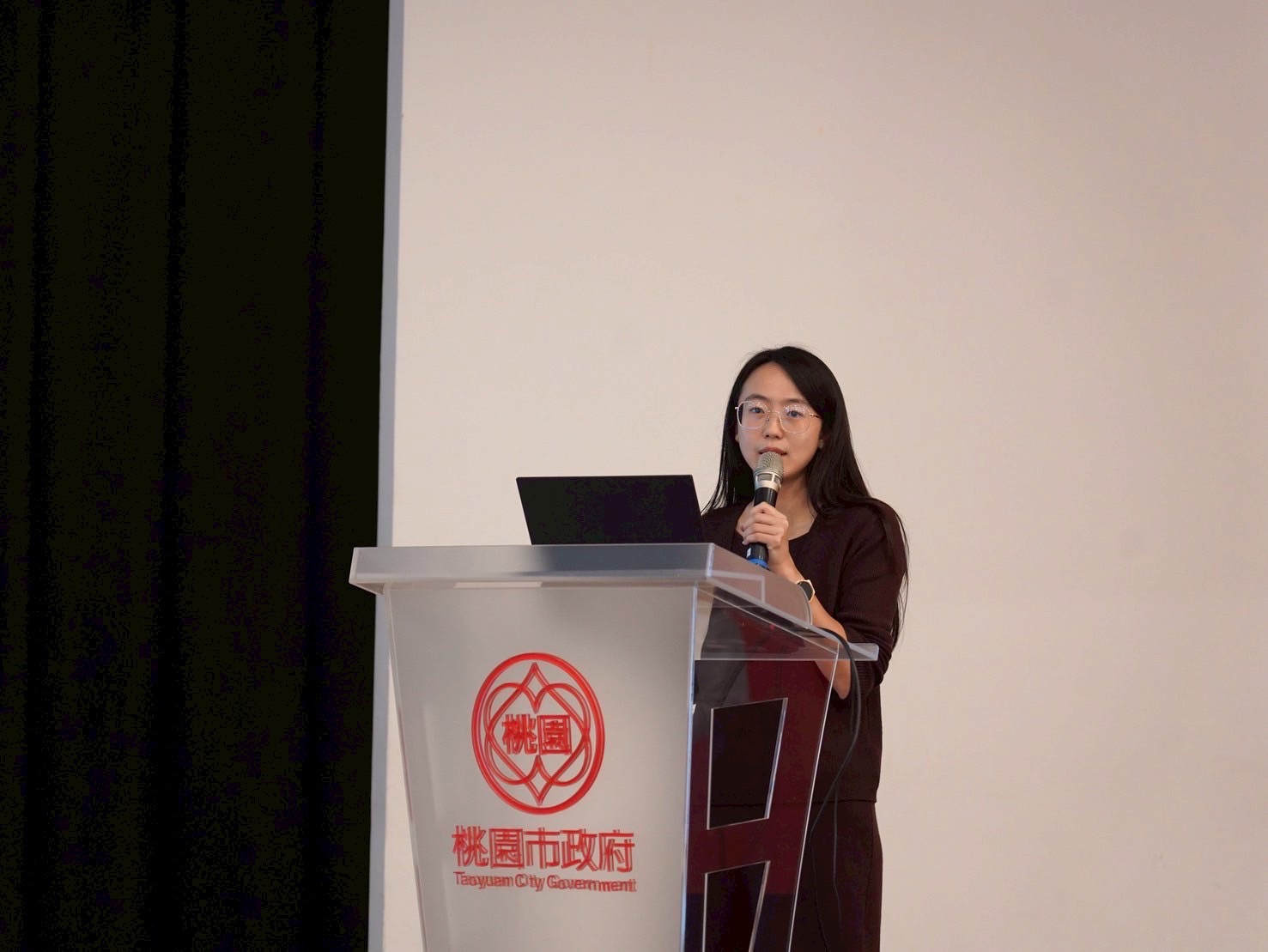 勞動部勞發署王續蓉科長說明就業相關規定  