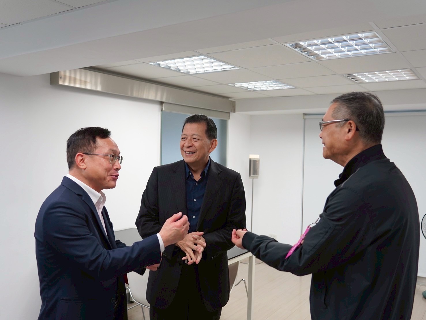 麥榮譽會長與于處長、盧處長交流