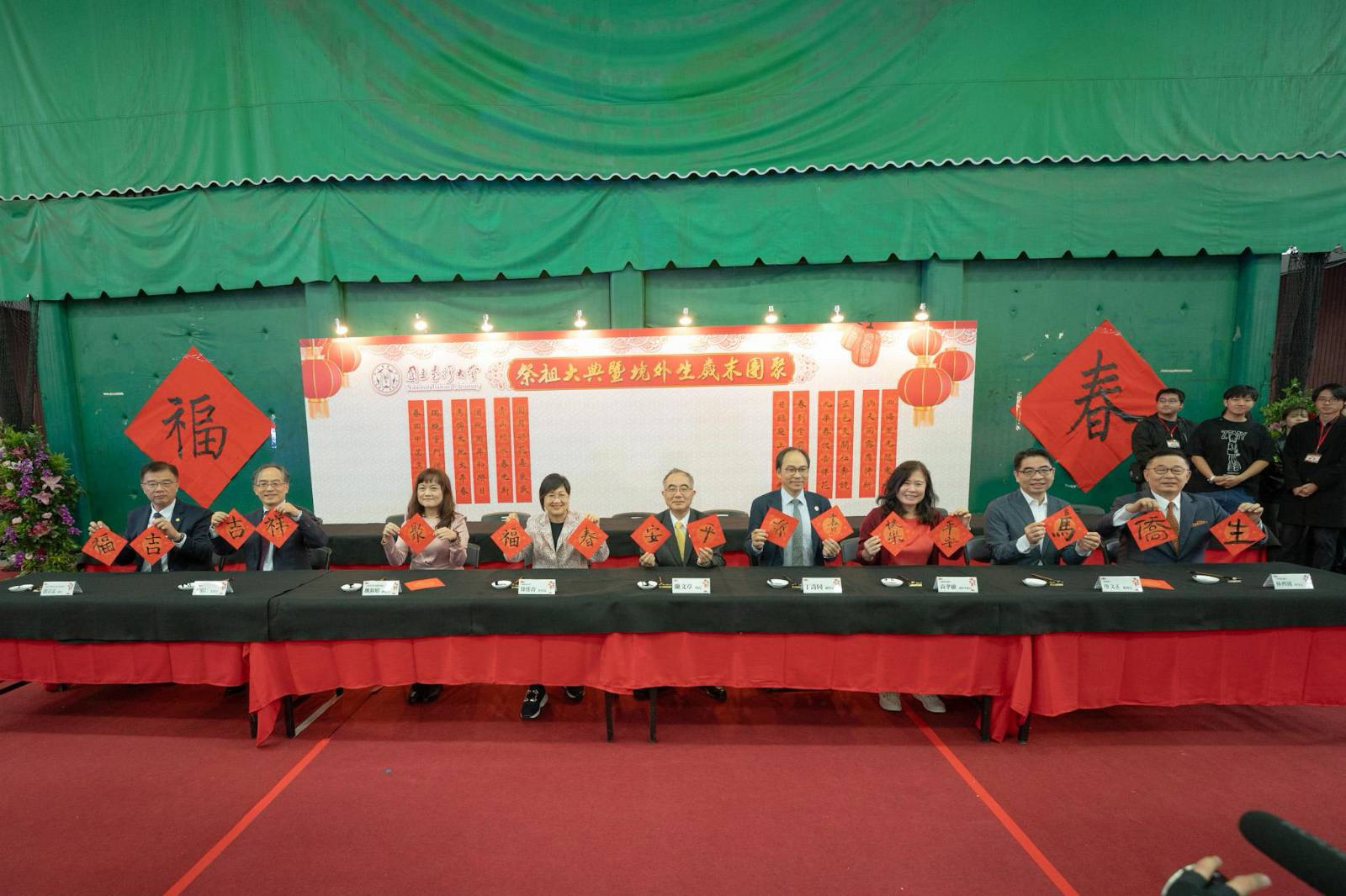 活動現場迎春揮毫