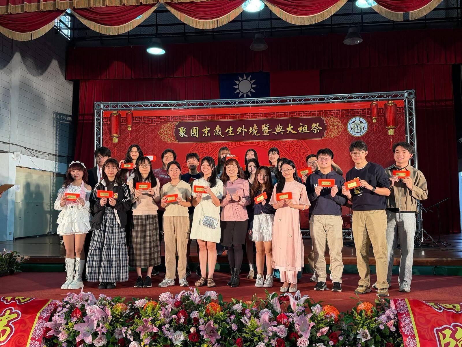 魏副處長與臺灣大學同學合影