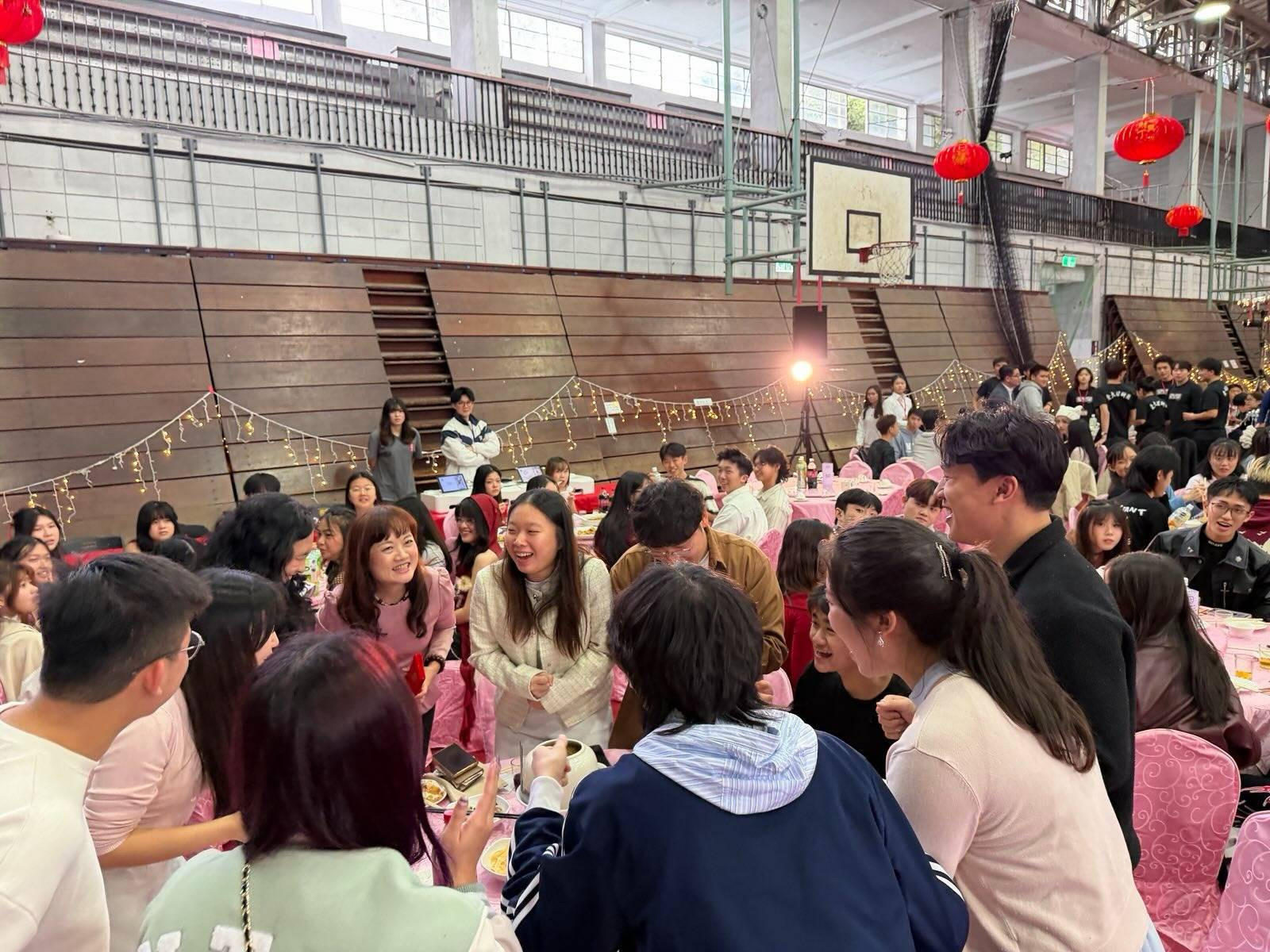 魏副處長與學生交流互動