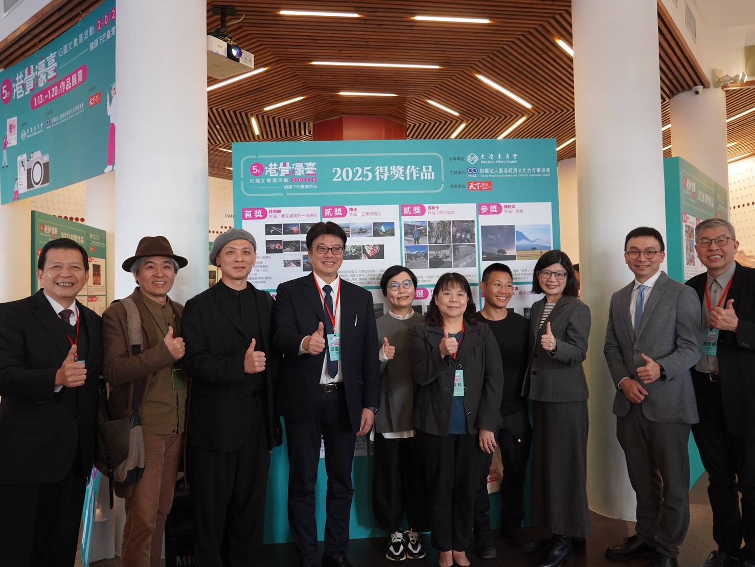 與會貴賓參觀歷屆得獎作品展覽