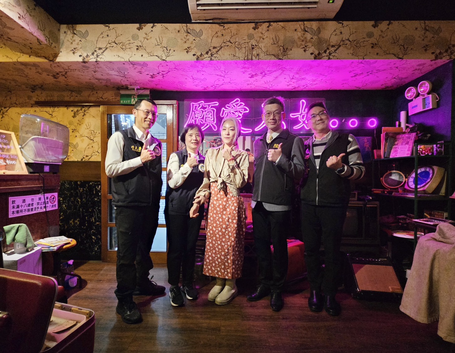 魯參事與郭女士及移民署、海基會等代表合影