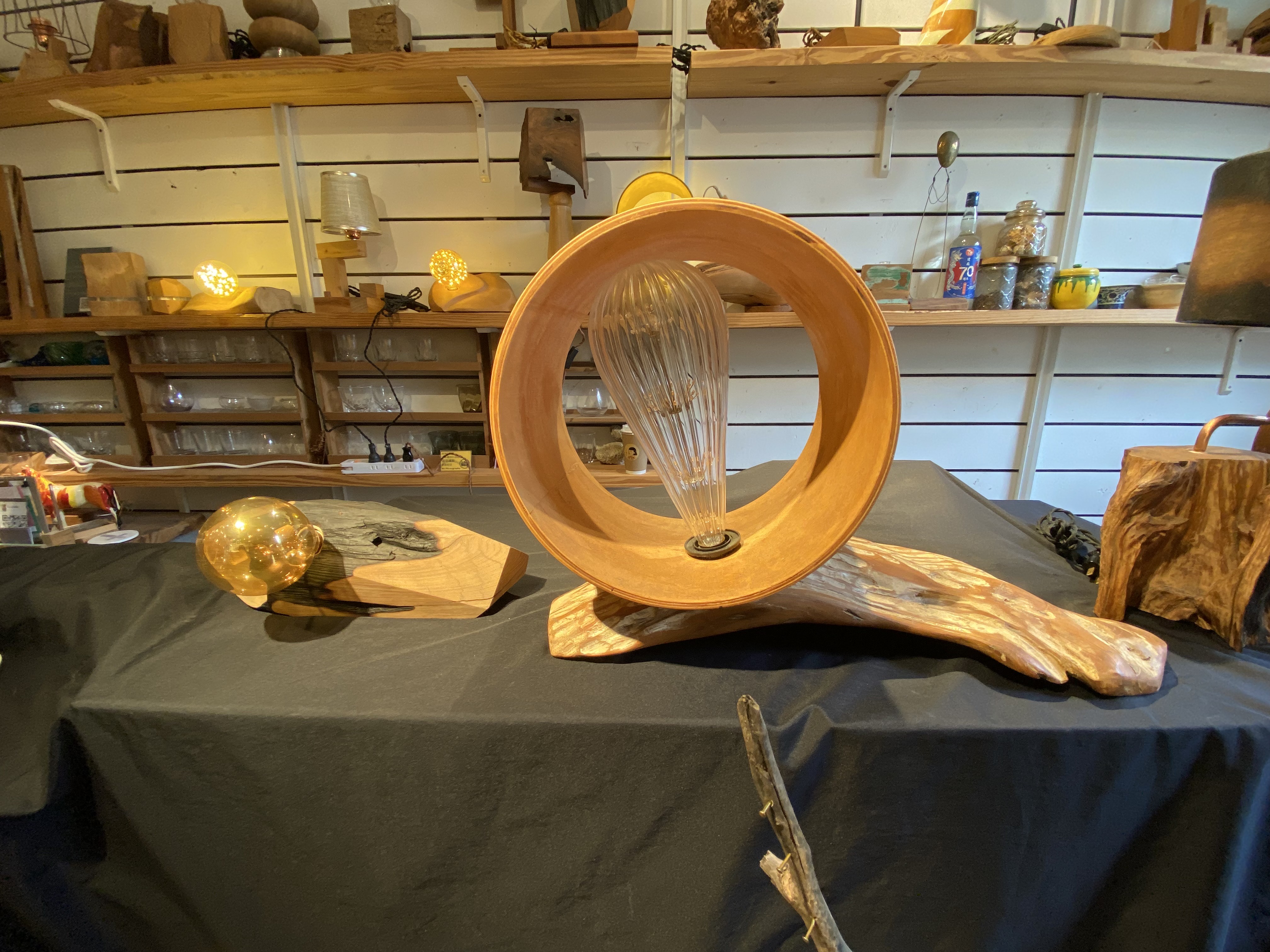 小木利用回收鼓再製的藝術檯燈