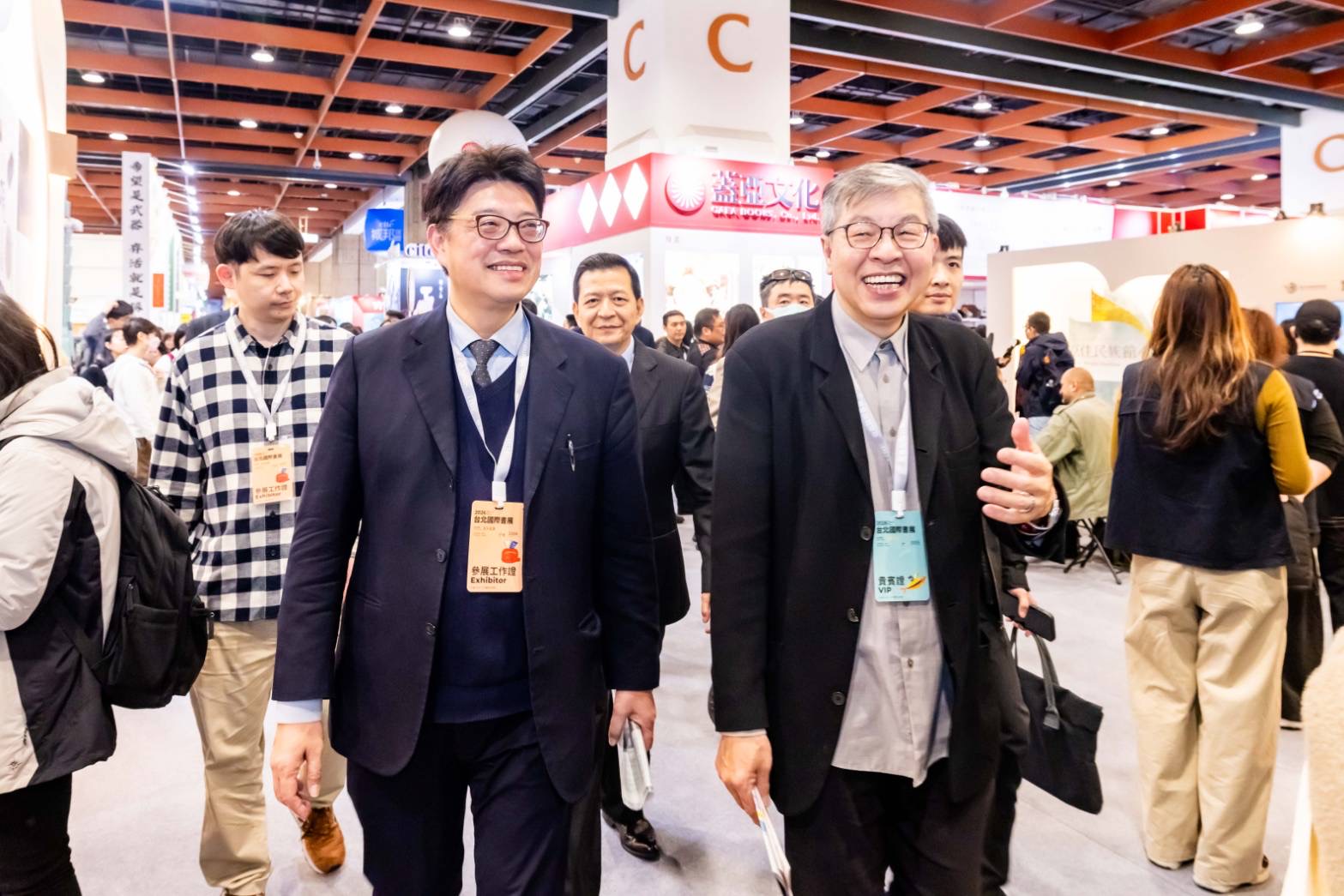 邱主委與時報文化董事長暨文合會趙政岷委員共逛書展