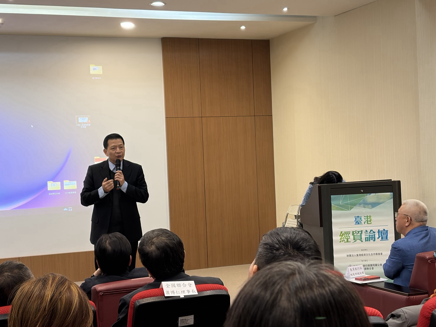 大陸委員會港澳蒙藏處處長兼策進會秘書長盧長水回應提問