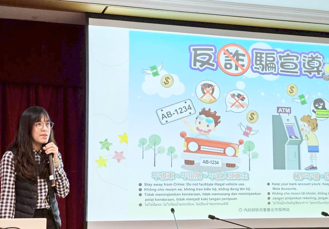 移民署科員李思瑩解說居留法規及在台生活注意事項