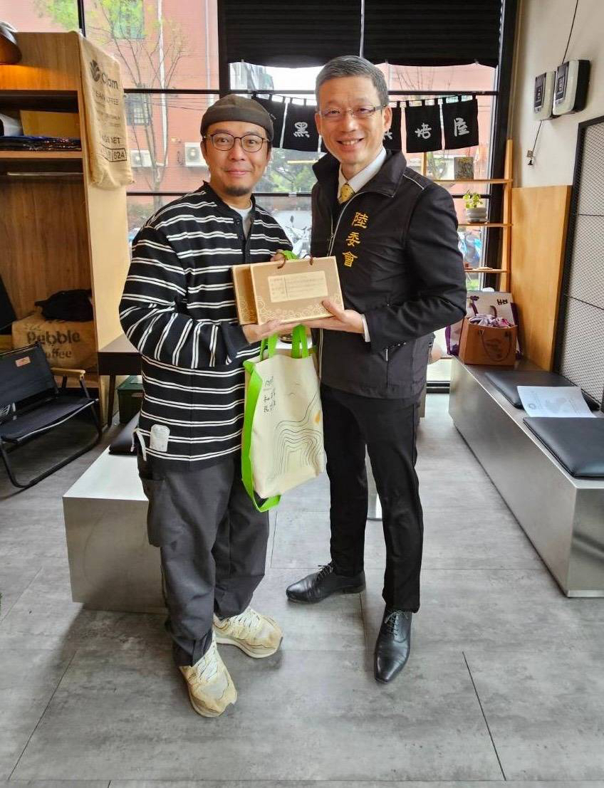 魯參事致贈李國熹先生陸委會紀念品