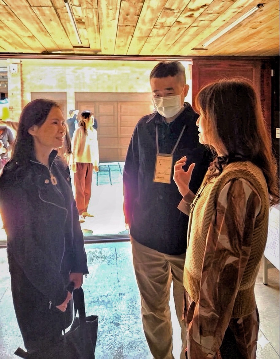  李晉梅組長與策展人余佩珊、張朝敦博士意見交流