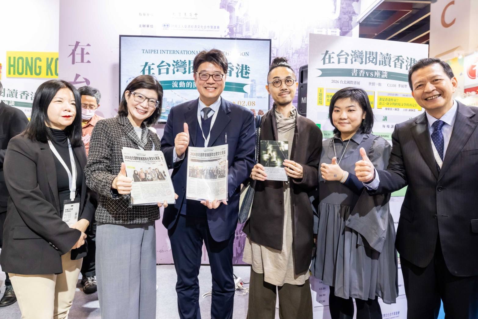 邱主委與賴董事長、香港作家沐羽及梁莉姿合影