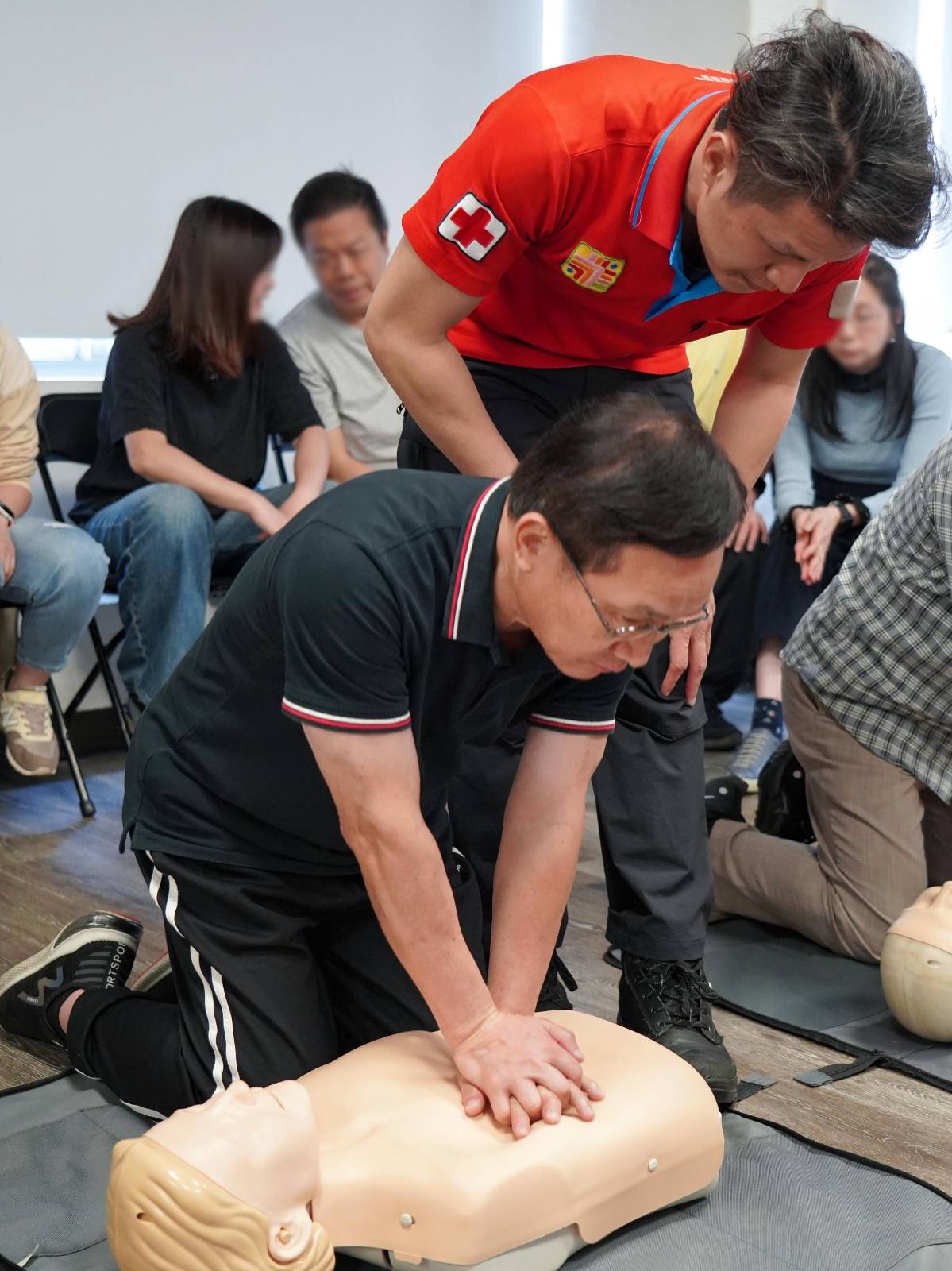 學員練習心肺復甦術(CPR)