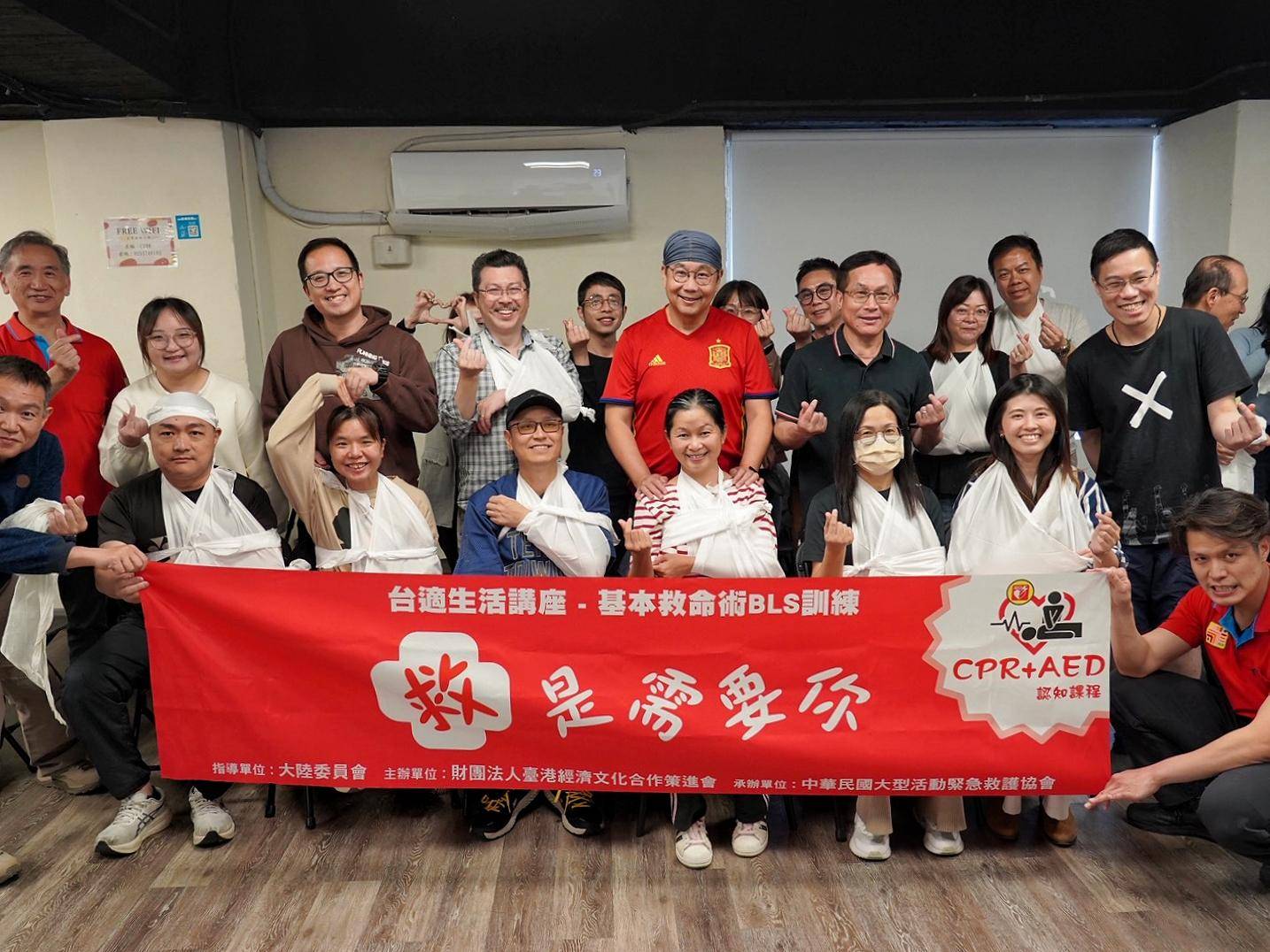 學員展示包紮練習成果