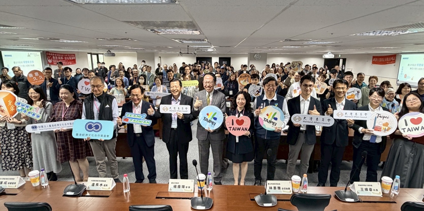 與會機關代表與現場港澳人士合影