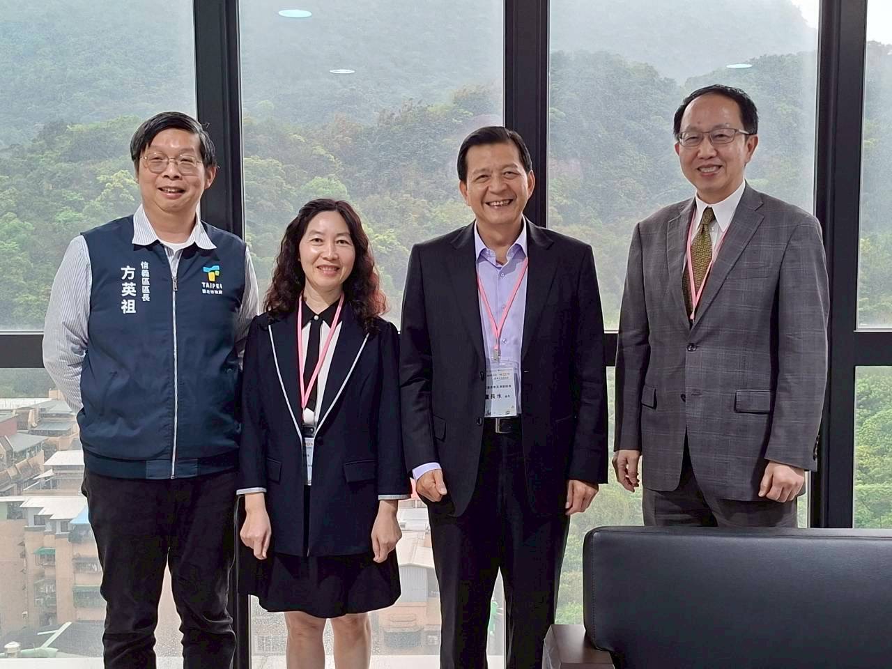 陸委會處長盧長水(右二)、台北市政府參事楊慶輝(右一)、台北市政府民政局林蕙雅主任秘書(左二)及信義區方英祖區長處長(左一)