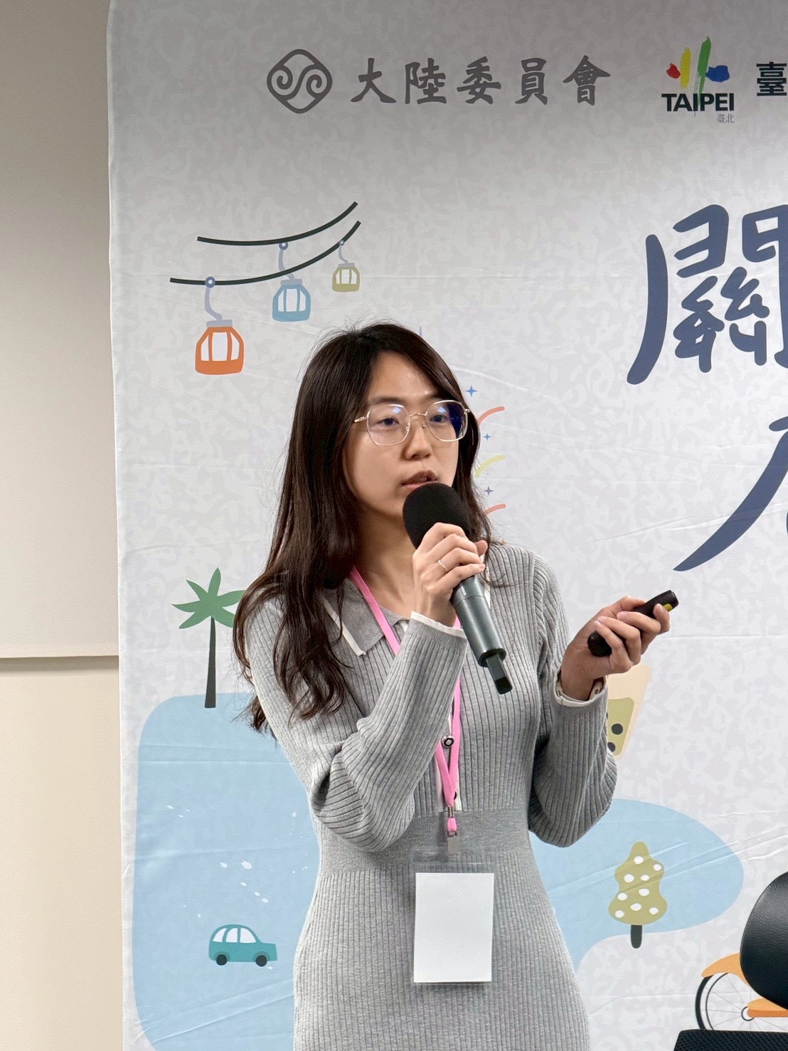 勞動部勞動力發展署科長王續蓉說明港澳居民就業相關規定