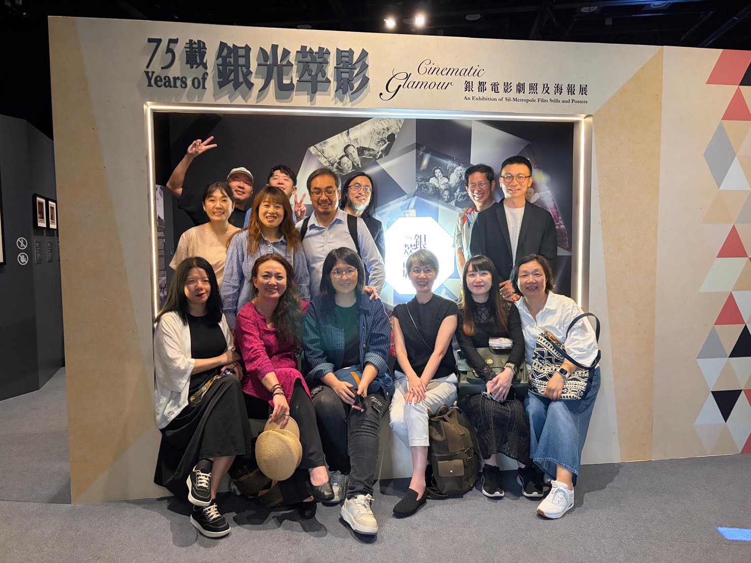 參訪團參觀「75載銀光翠影-銀都電影劇照及海報展」