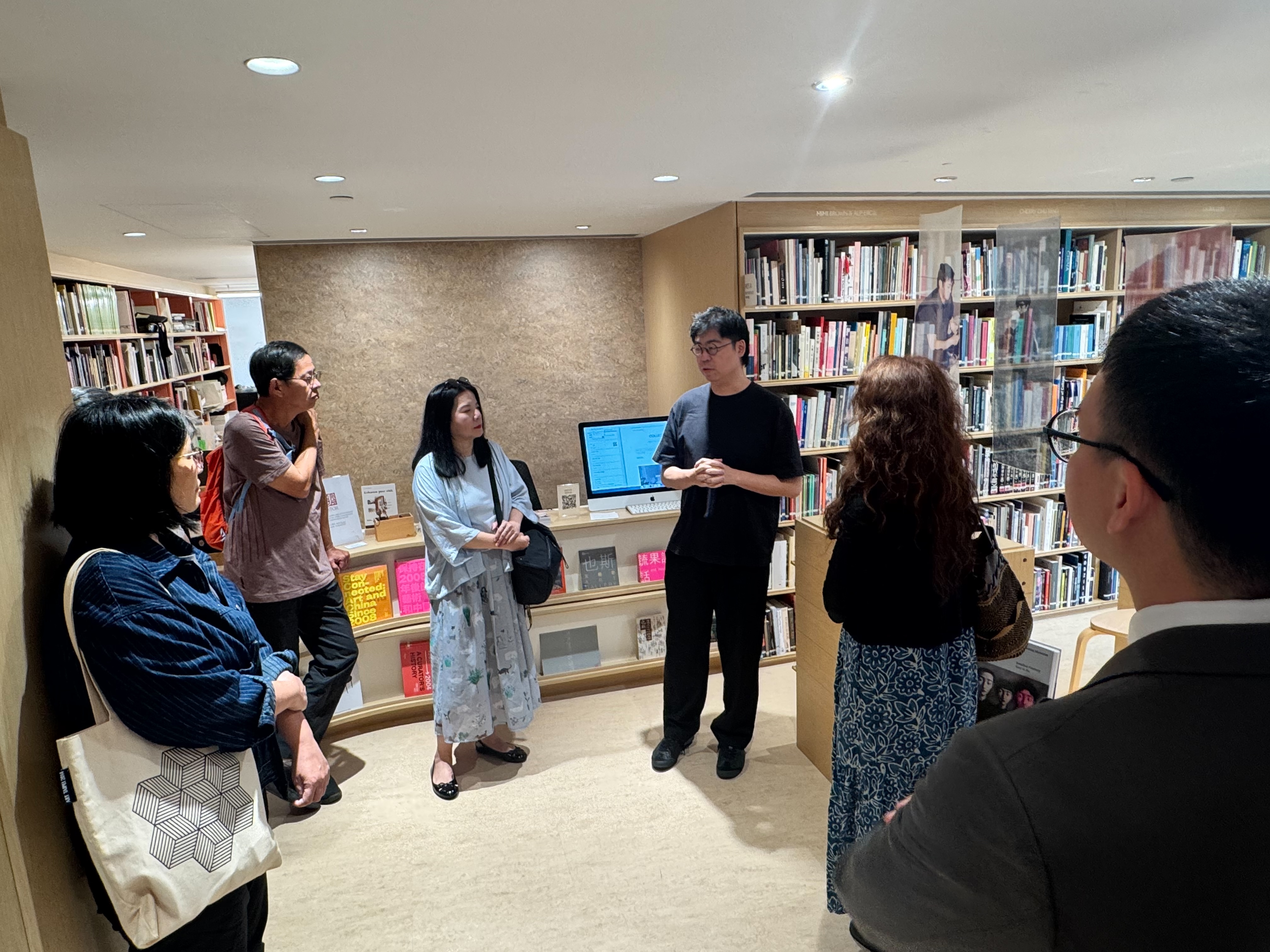 參訪團與參觀亞洲藝術文獻庫AAA