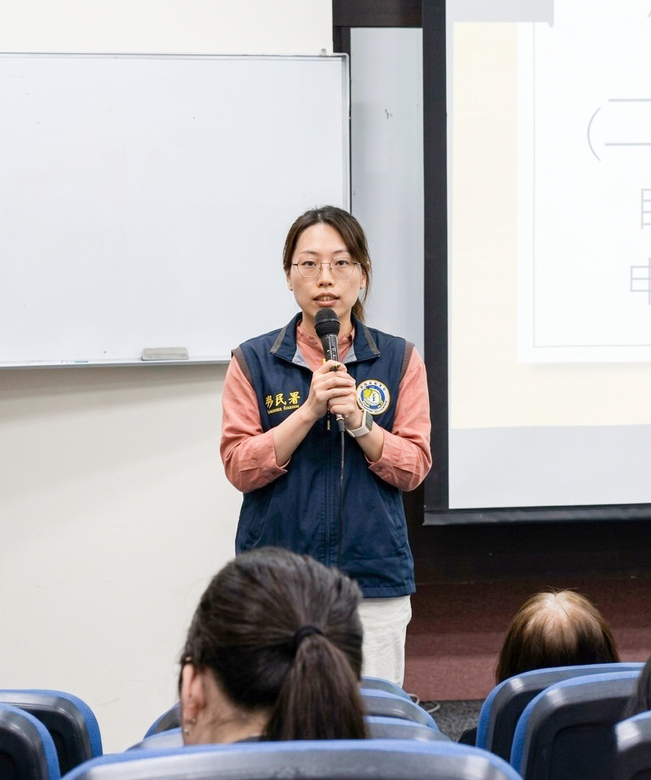 移民署助理梁雅筑解說港澳生畢業後申請居留注意事項