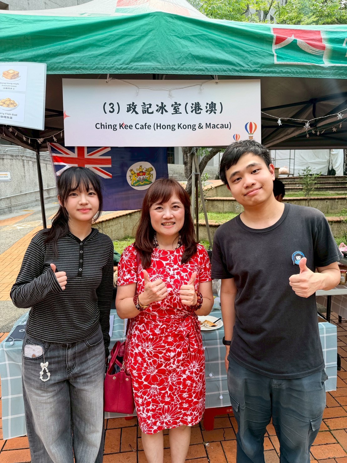 魏副處長在港澳同學攤位前與港澳生合影