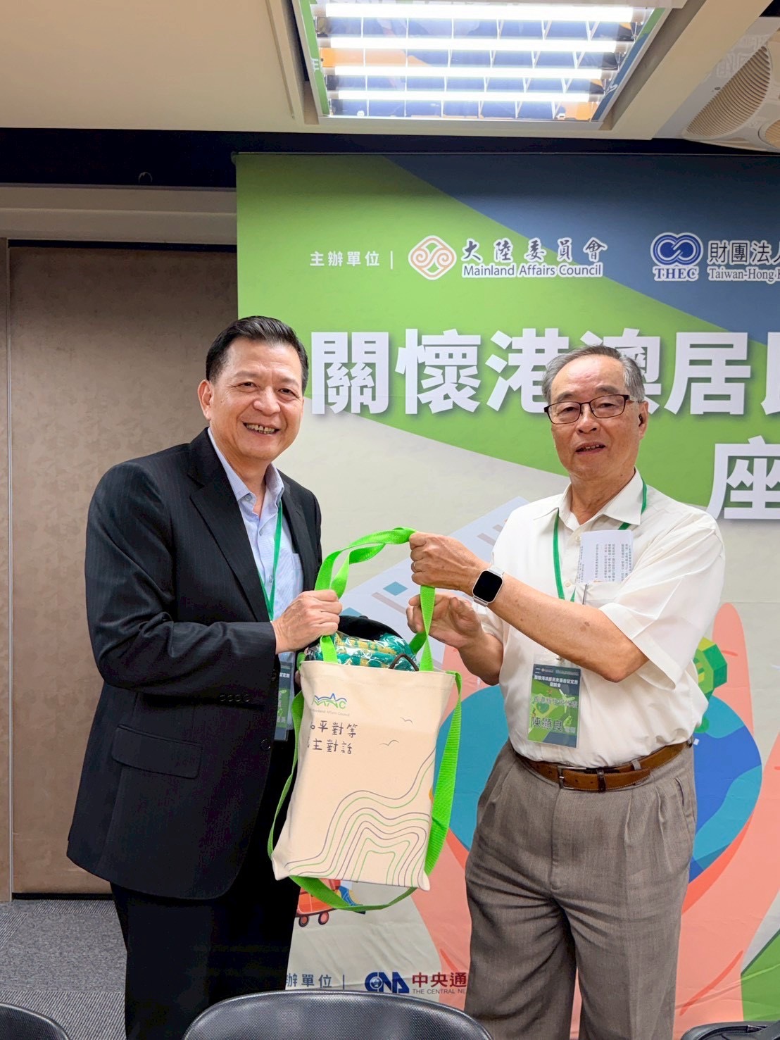 盧處長致贈陸委會禮品予香港新住民陳先生