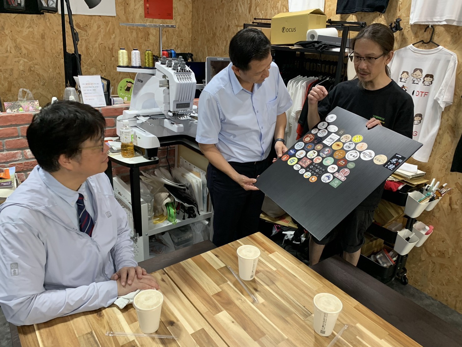吳海文分享合作商家紀念貼紙