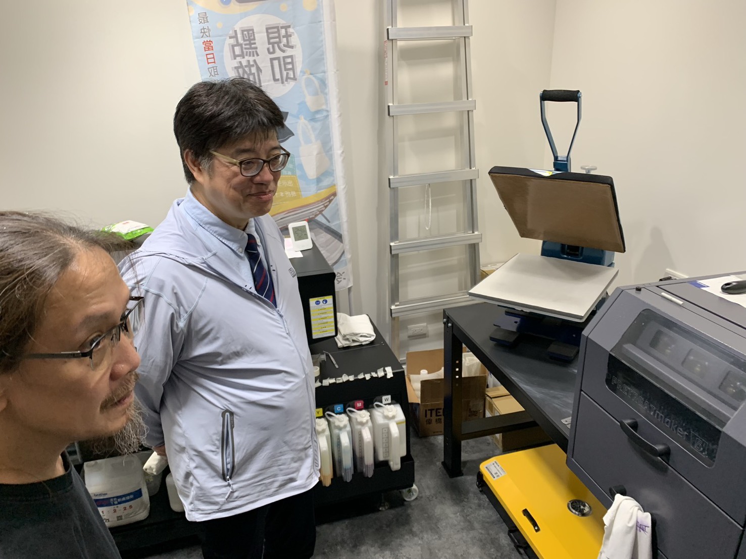 邱主委參觀禾文堂店內工作區