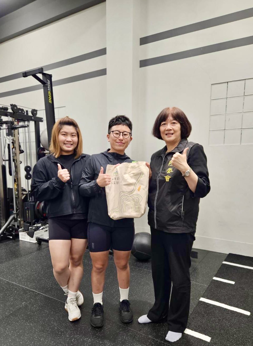 楚恆惠參事（右1）致贈紀念品香港新住民阿言（中）