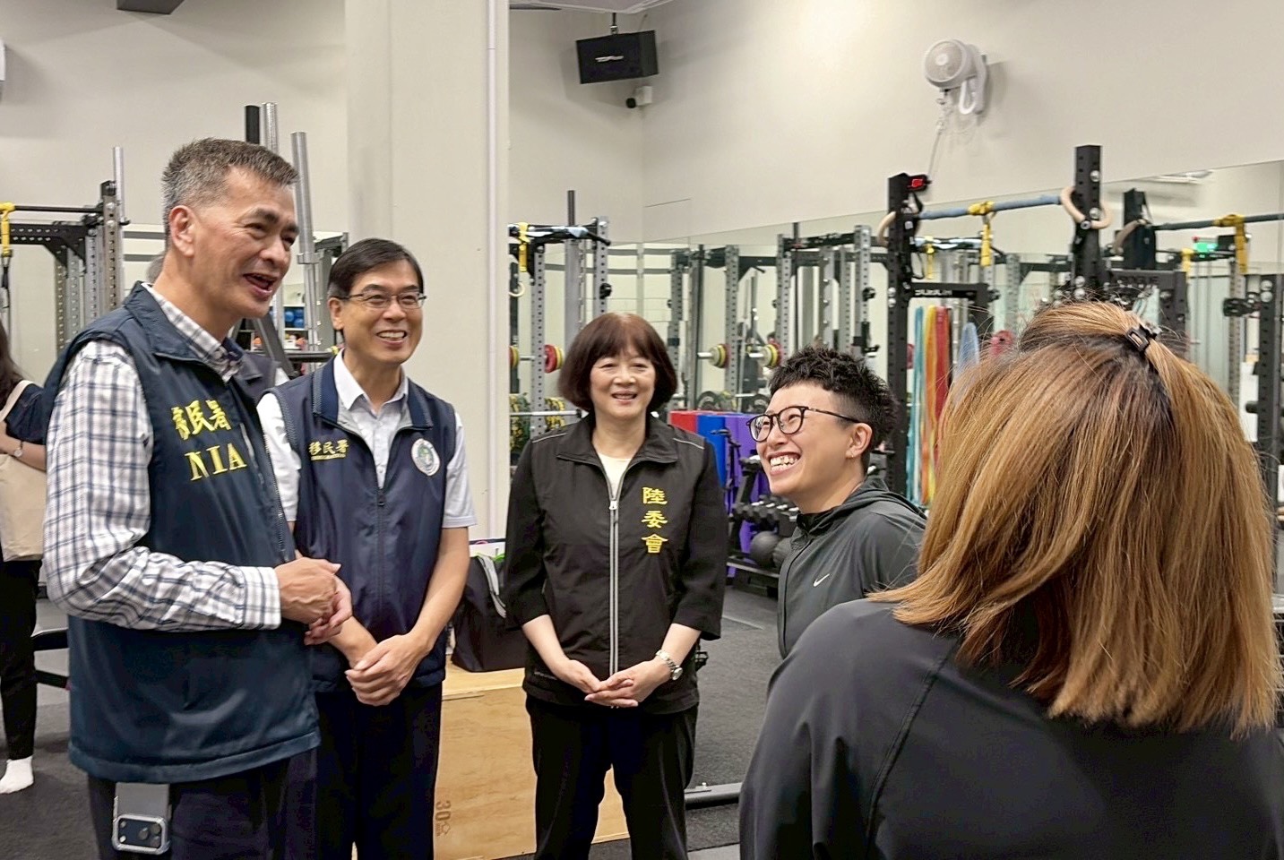 香港新住民阿言（右2）介紹運動工作室