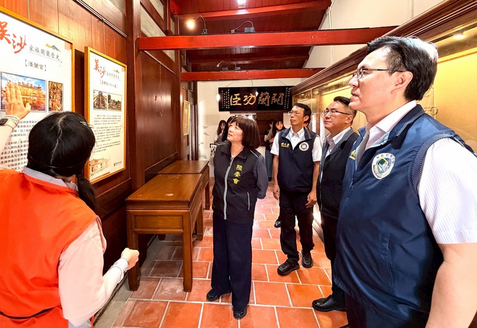 楚參事(左2)與移民署林澤謙主秘(右1)等人聆聽導覽