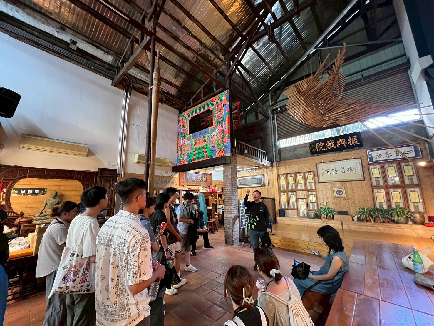 北港工藝坊蔡館長介紹早期知名的振興戲院