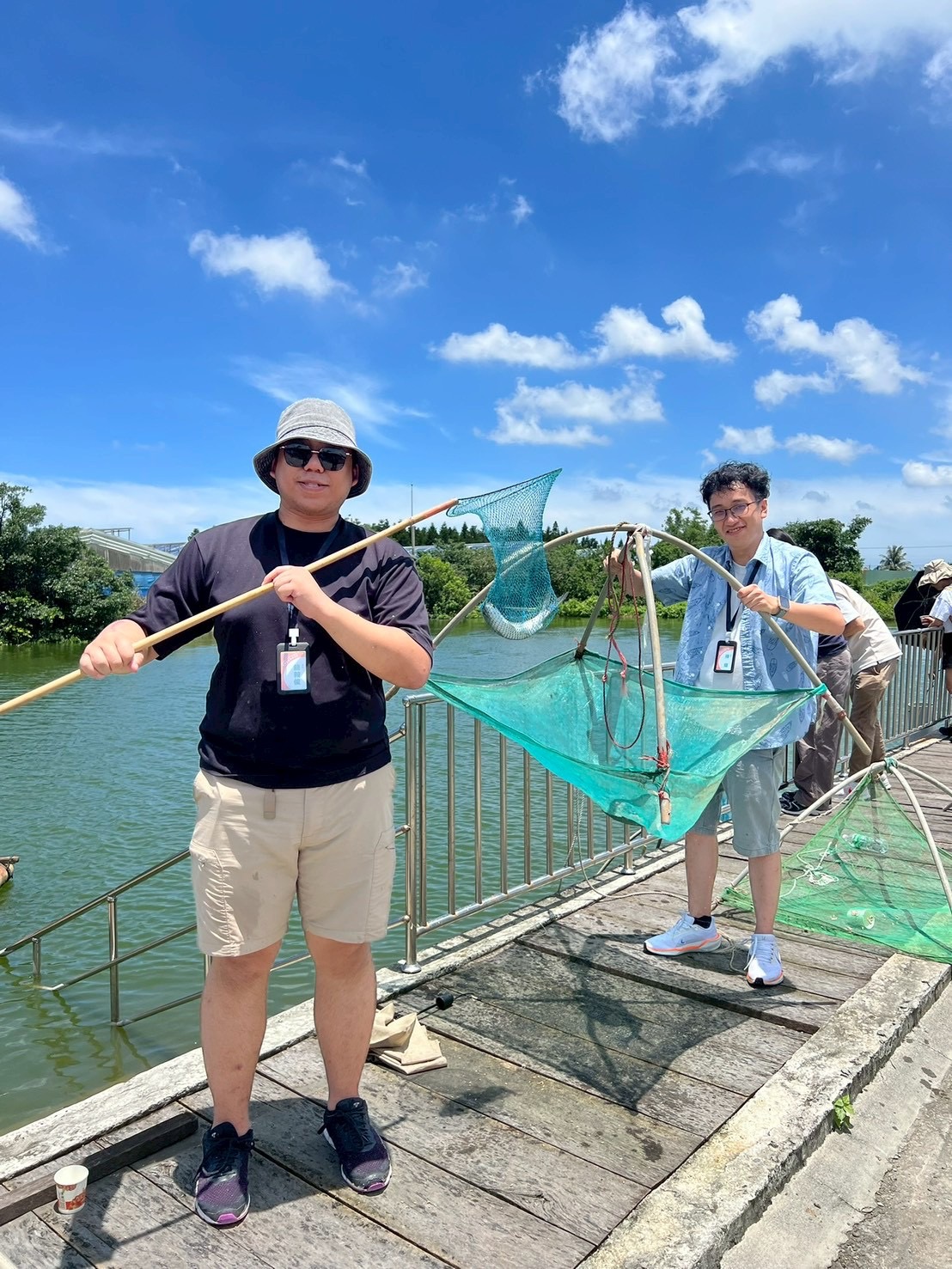 學生們興奮體驗捕魚蝦，享受實作樂趣