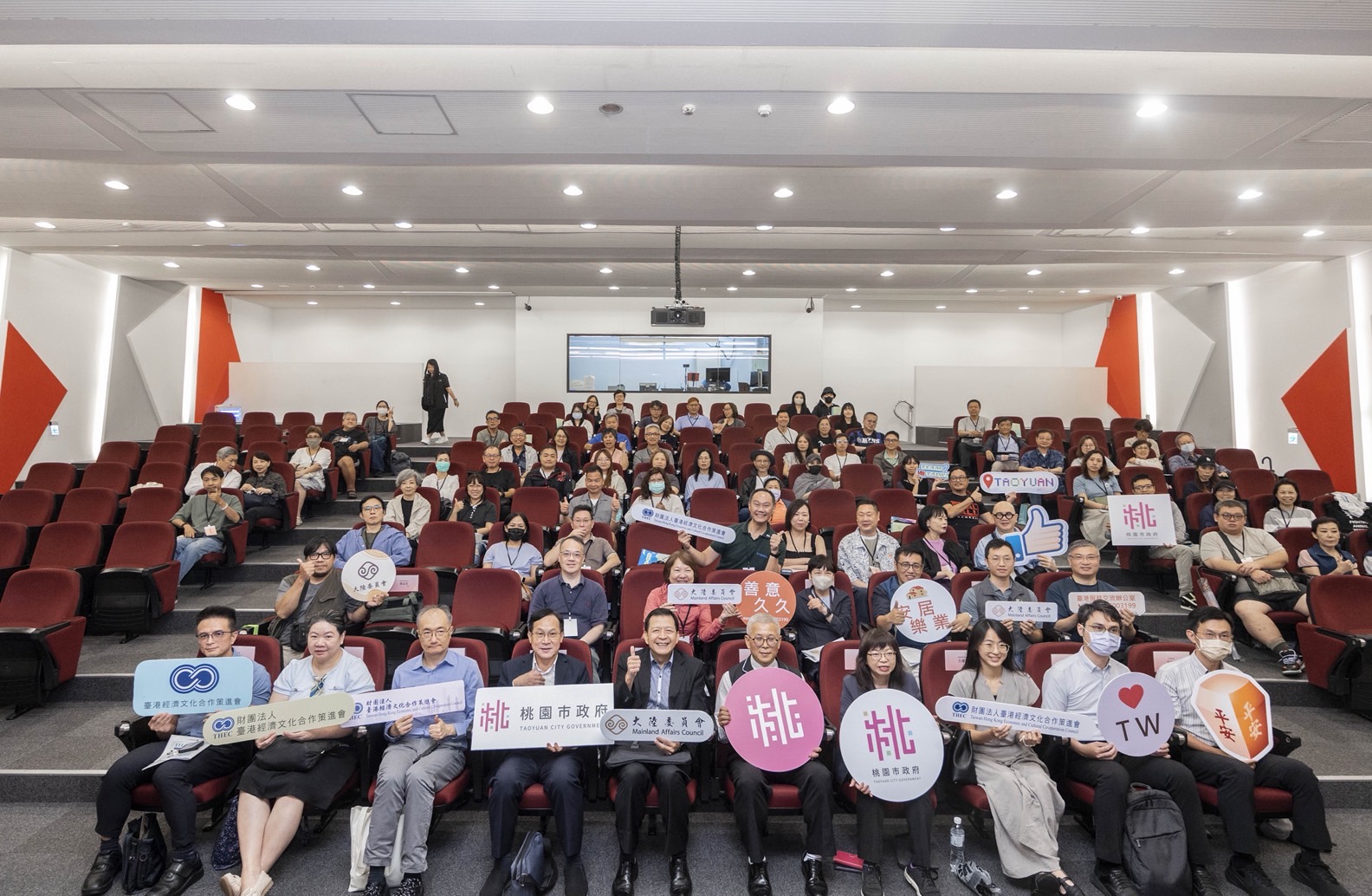 與會機關代表與現場港澳人士合影