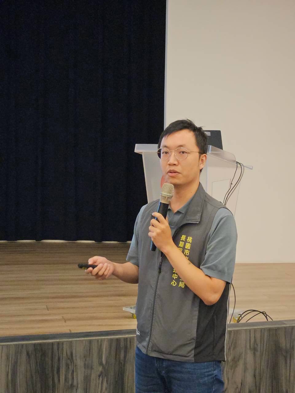 桃園市政府衛生局黃督導說明在地長期照顧服務