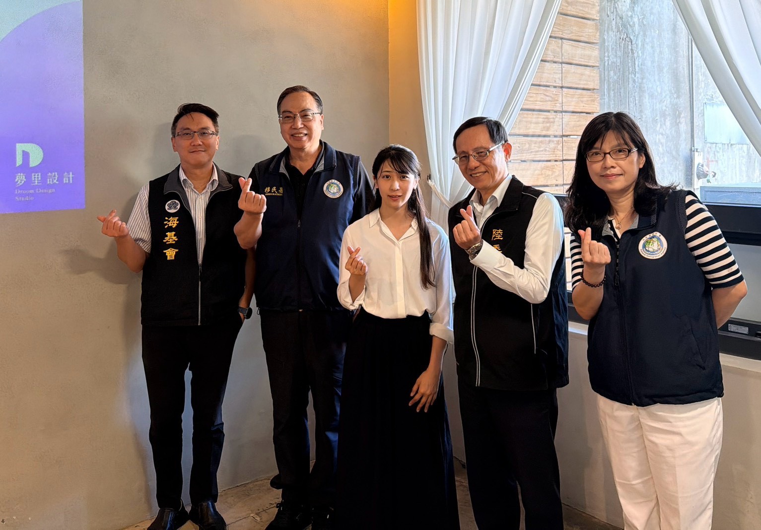 蔡志儒參事(右2)與馮淑婷(中)及移民署、海基會等代表合影