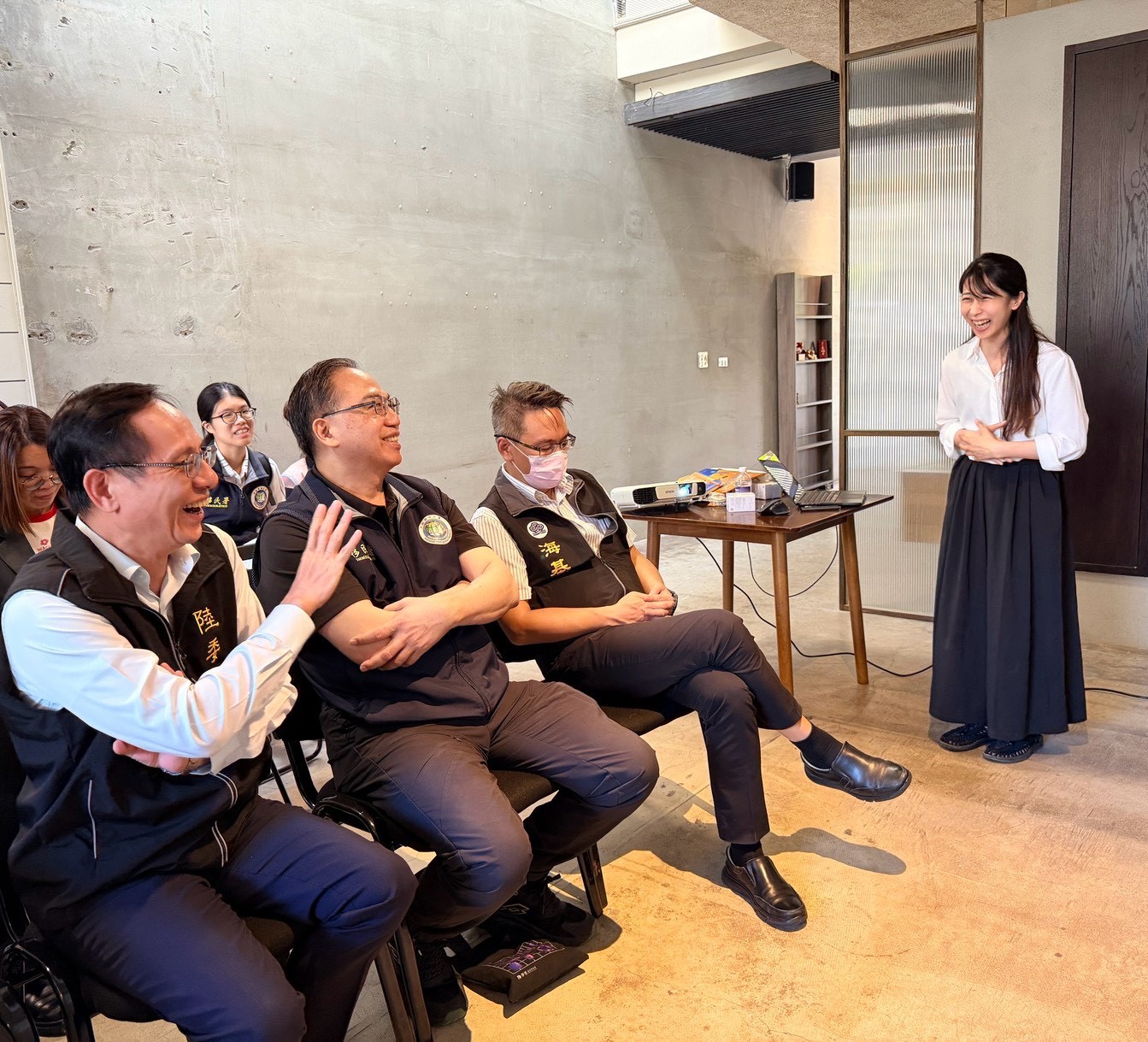 蔡志儒參事(左1）等與馮淑婷(右1）交流互動