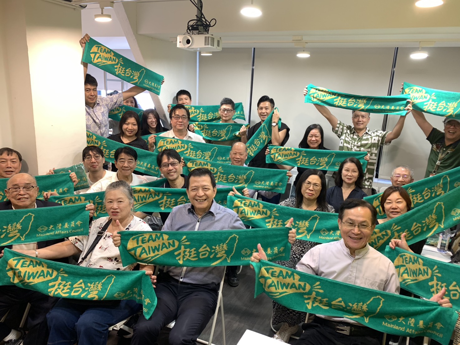 與會人員持Team Taiwan毛巾合影